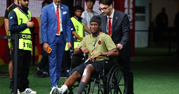Tiền đạo Canada xuất hiện trên xe lăn sau chấn thương kinh hoàng, FIFA phạt nguội cực nặng sao Qatar - hình ảnh - betokfun.com