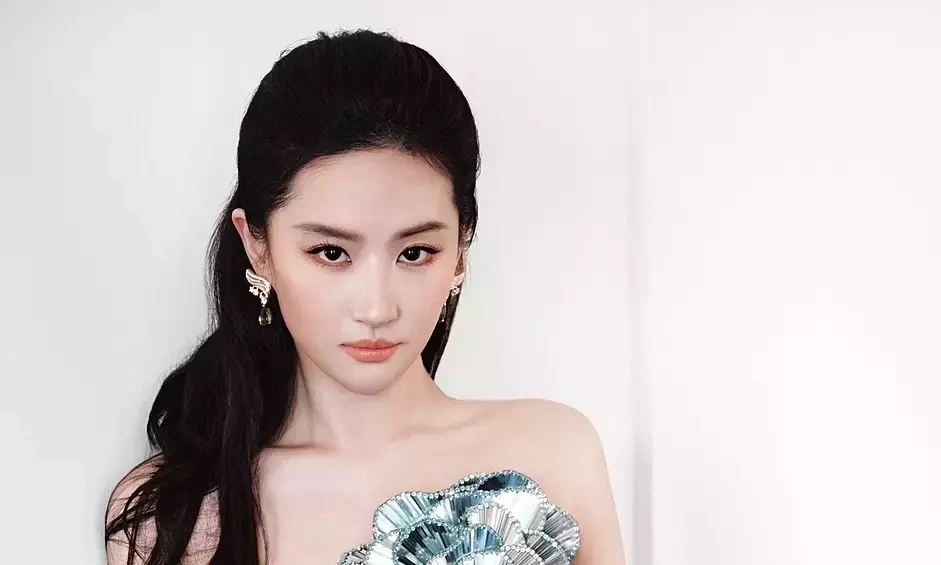 Thưởng tân thủ OKFUN: Lưu Diệc Phi tỏa sáng trong váy ‘bông hồng thủy tinh’ - hình ảnh - betokfun.com