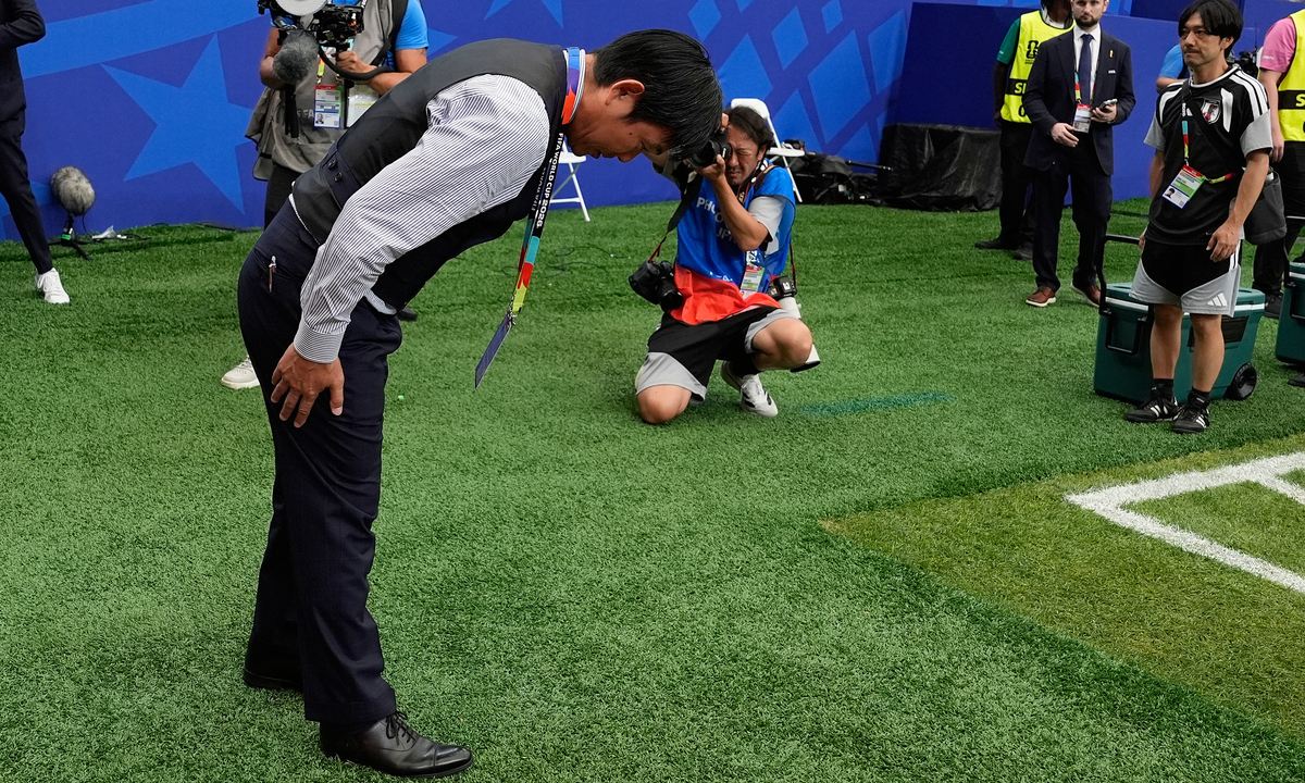HLV Nhật Bản cúi đầu tri ân khán giả sau trận thua Brazil tại World Cup 2026 - hình ảnh - betokfun.com HLV Nhật Bản cúi đầu tri ân khán giả sau trận thua Brazil tại World Cup 2026 - hình ảnh - betokfun.com