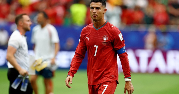 Ronaldo rời sân gây xôn xao, HLV Bồ Đào Nha lên tiếng: Do chưa quen quy trình World Cup - hình ảnh - betokfun.com Ronaldo rời sân gây xôn xao, HLV Bồ Đào Nha lên tiếng: Do chưa quen quy trình World Cup - hình ảnh - betokfun.com
