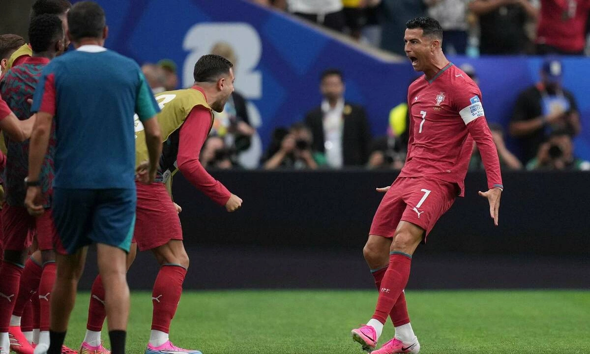Ibrahimovic chê Ronaldo: ‘Cứ như vừa trở về từ hành tinh khác’ - hình ảnh - betokfun.com Ibrahimovic chê Ronaldo: ‘Cứ như vừa trở về từ hành tinh khác’ - hình ảnh - betokfun.com