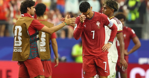 Ibrahimovic chê HLV Martinez không dám hy sinh Ronaldo, khiến Bồ Đào Nha bị loại cay đắng - hình ảnh - betokfun.com Ibrahimovic chê HLV Martinez không dám hy sinh Ronaldo, khiến Bồ Đào Nha bị loại cay đắng - hình ảnh - betokfun.com