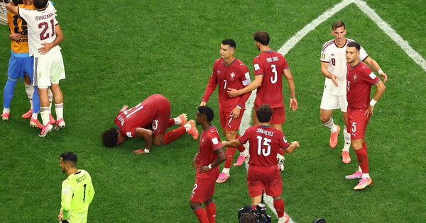 HLV Tây Ban Nha ôm Ronaldo trước đại chiến: Dấu ấn cảm xúc giữa hai huyền thoại - hình ảnh - betokfun.com HLV Tây Ban Nha ôm Ronaldo trước đại chiến: Dấu ấn cảm xúc giữa hai huyền thoại - hình ảnh - betokfun.com