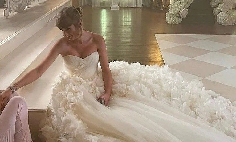 Taylor Swift diện đầm cưới Dior trong hôn lễ – OKFUN baccarat và làn sóng cá cược giải trí - hình ảnh - betokfun.com